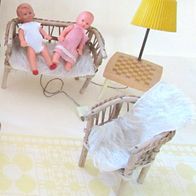 Puppenhaus Zubehör / Korbmöbel & Schachtisch + 2 Puppen