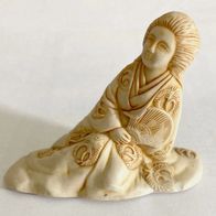 Feng Shui Glücksbringer Frau mit Vögeln auf der Bekleidung