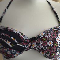 Bikini in schwarz, weiß, rot mit Blumenmuster in den Größen L und XL