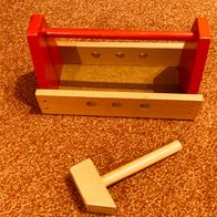 Spielzeug-Werkzeugkiste und Hammer aus Holz