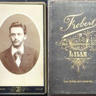 CdV um 1900 Lille Flandern Porträt Junger Herr mit Bart Atelier Frobert Lille