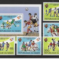 28) Niger 1981 Fußball Mi. Nr. 767-71 kpl. Satz + Block 34 postfrisch
