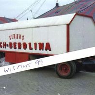 Zirkus-Foto DDR VEB IFA Anhänger Materialwagen von Busch-Berolina neben Zelt