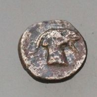 Griechenland Antike Bronzemünze 11 mm Apollokopf, Rs. Goat / Ziege