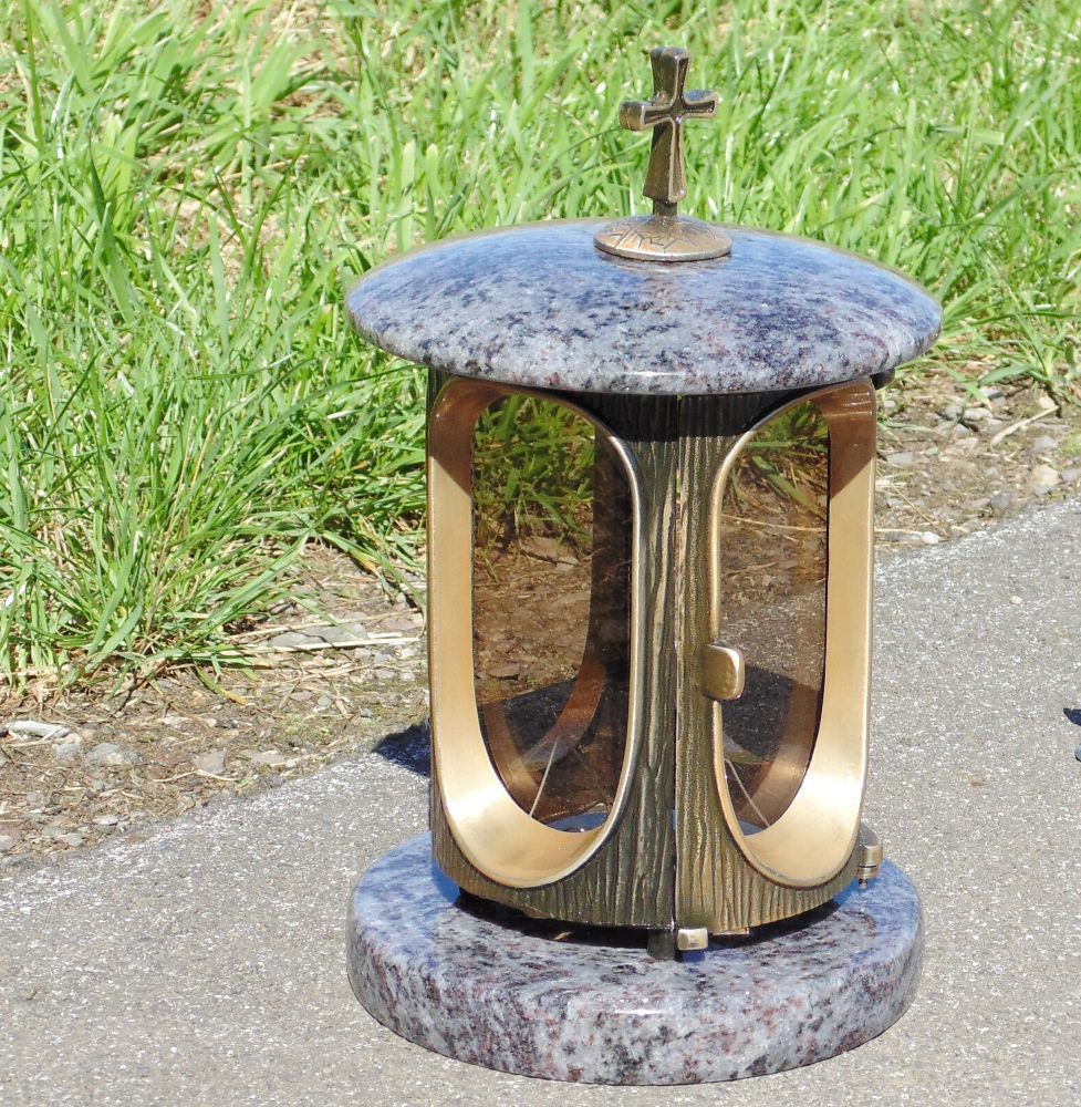 Warum Darf Man Grablichter Nur Einmal Anzünden klassische Grablaterne mit Kreuz Grablicht in Farbe Bronze Orion-Granit