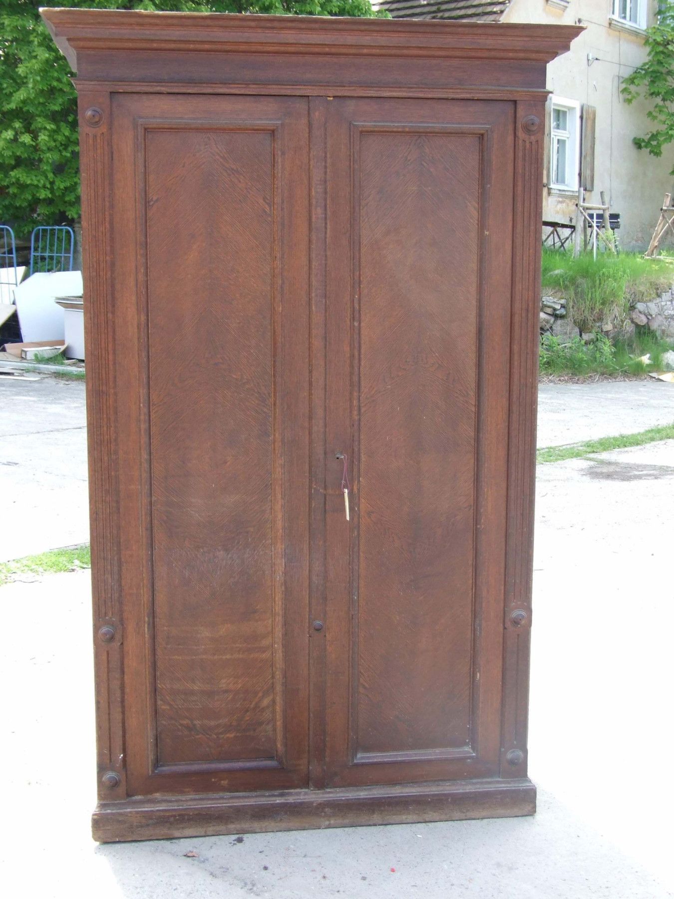 Zweitüriger Dielenschrank in Eiche / schöner Schrank aus der