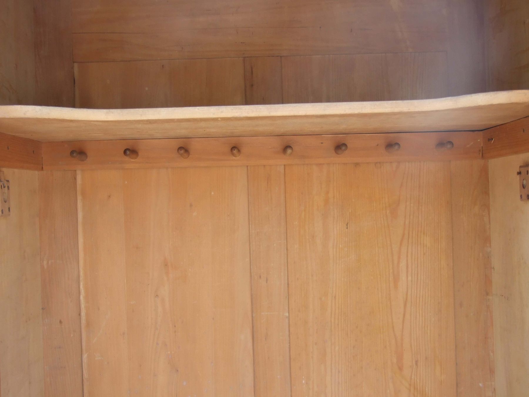 Zweitüriger Dielenschrank in Eiche / schöner Schrank aus der