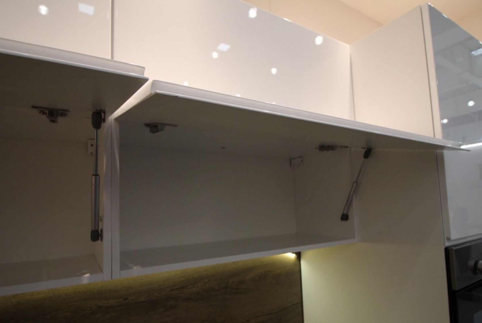 Küche Küchenzeile Eckküche weiss grifflos Glanz individuell stellbar