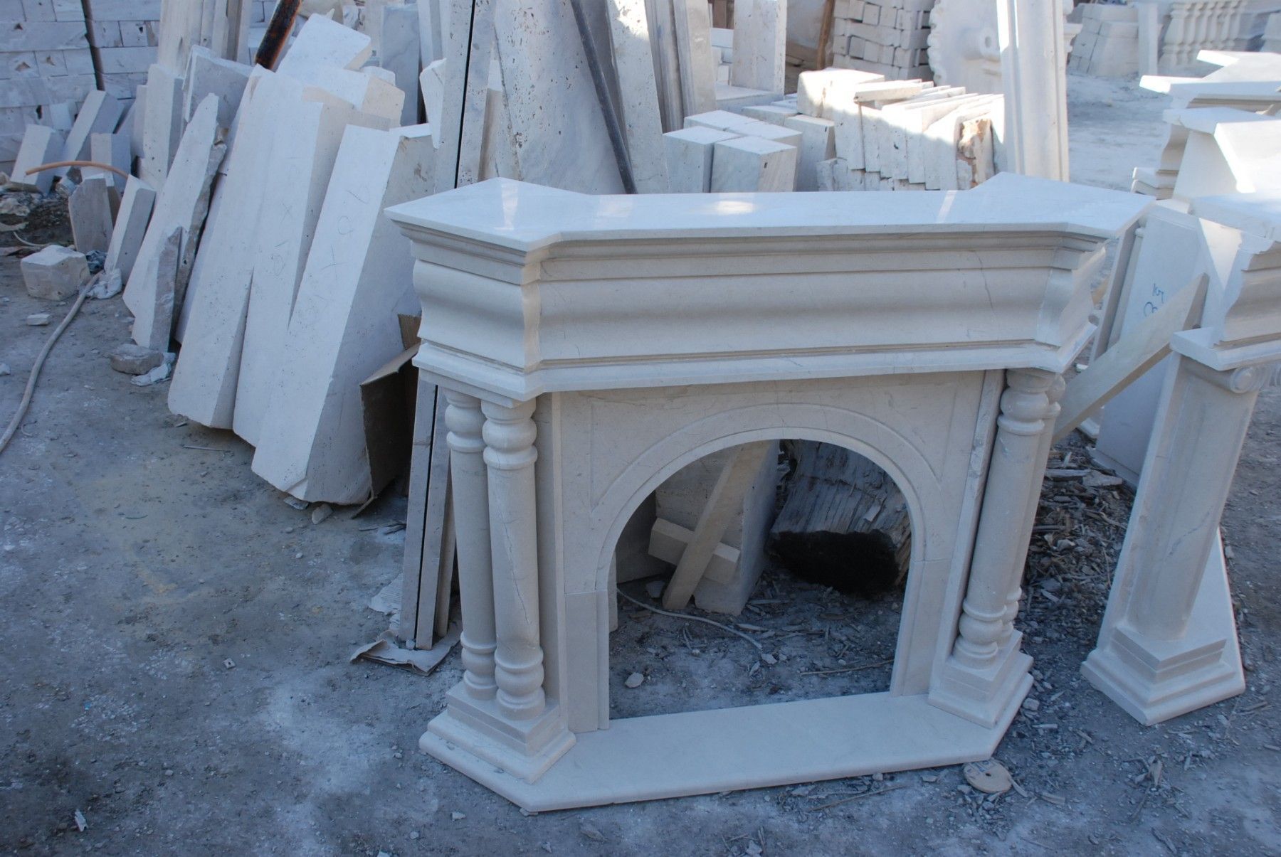 Marmorkamin, Kaminumrandung aus Marmor, Kamin aus Natur Marmor, Kamin