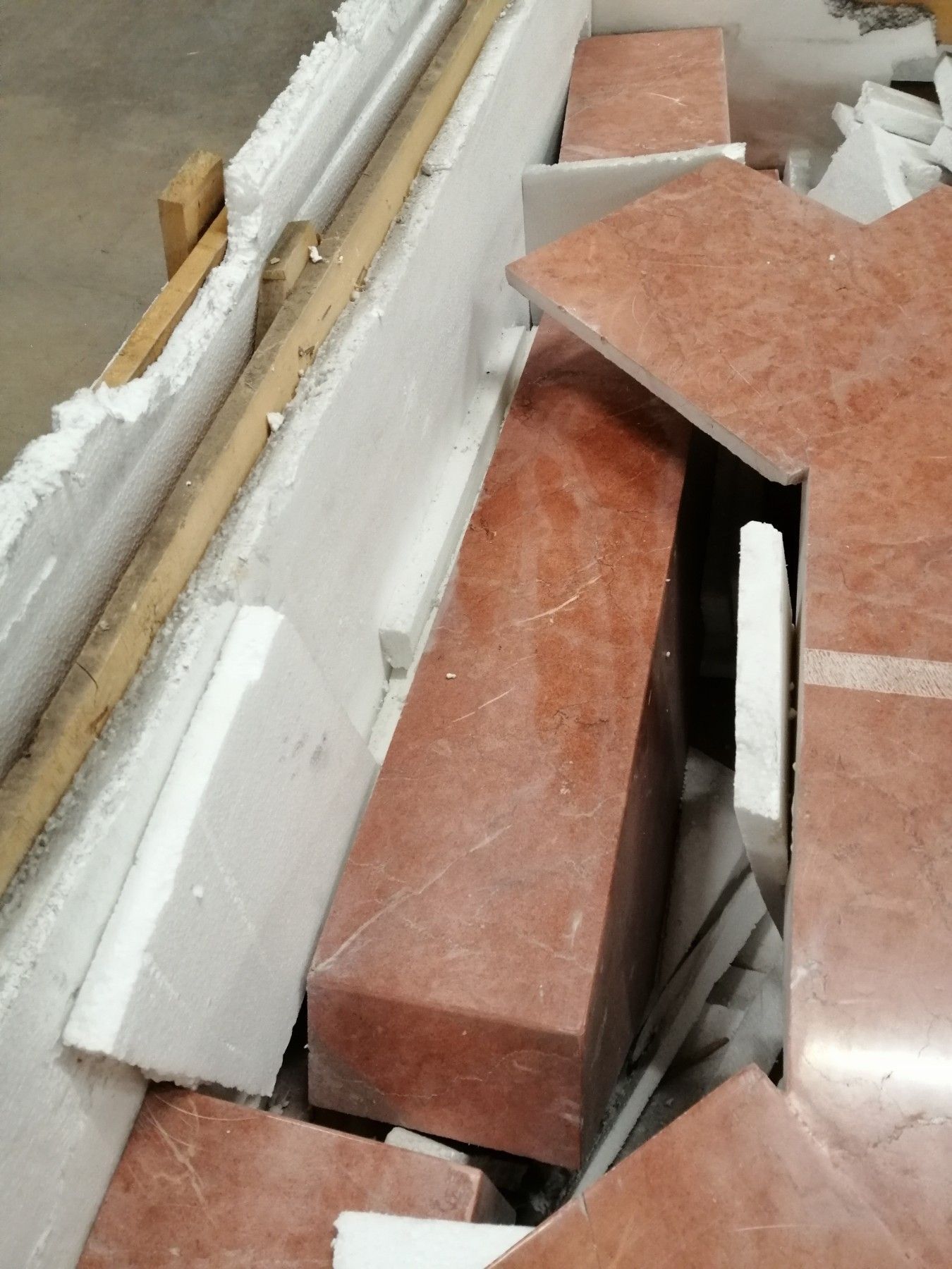 Kamin aus Natur Marmor, Kaminumrandung aus Marmor, Kaminverkleidung