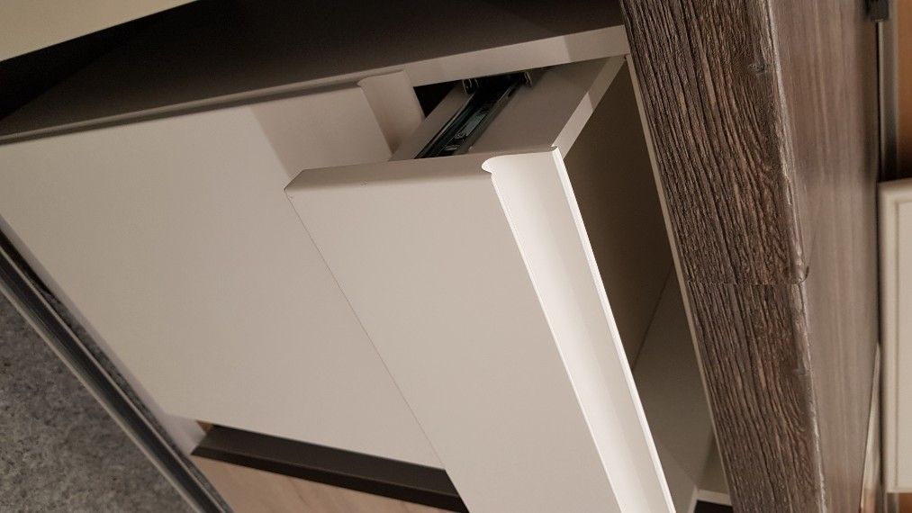 Küche Küchenzeile Eckküche weiss grifflos Glanz individuell stellbar