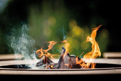 Edelrost Feuerstelle mit Holzlege Garten Dekoration Terrasse Kamin