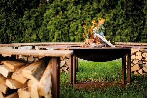 Edelrost Feuerstelle mit Holzlege Garten Dekoration Terrasse Kamin