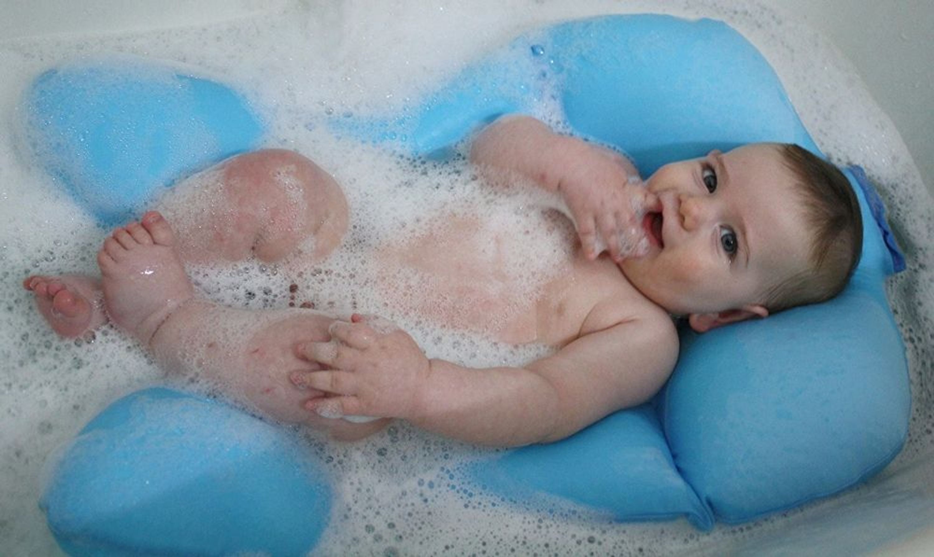 Купание грудного. Для купания новорожденных. Для купания малышей приспособления. Купание новорожденного ребенка. Малыш в ванне.