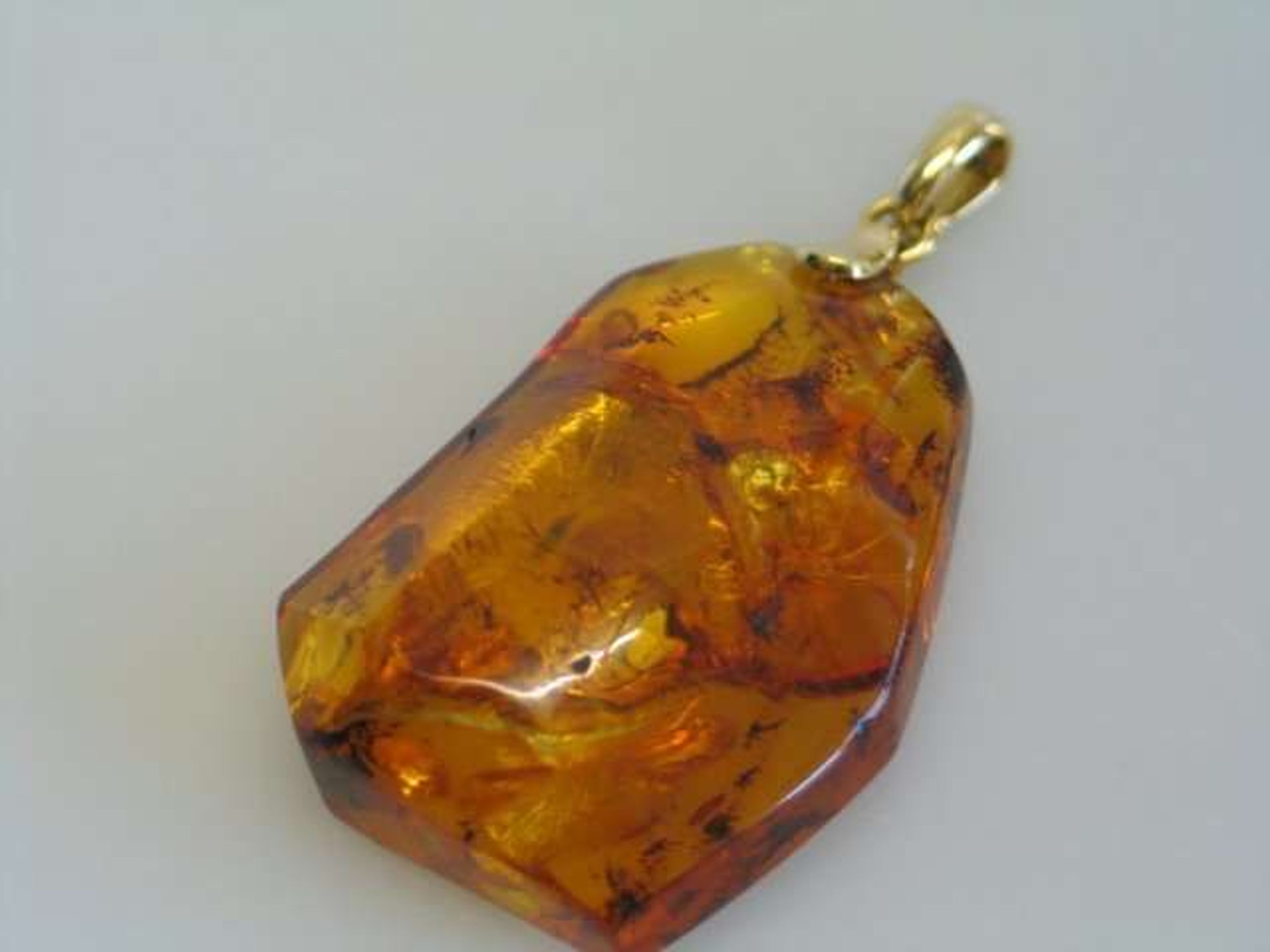 Wundervoller Anhänger aus 750er Gold mit Bernstein und aufklappbarer