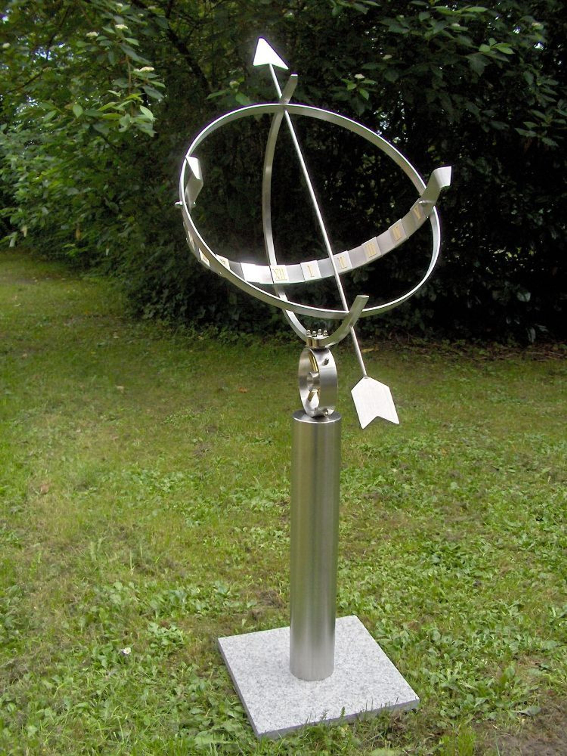 Edelstahl&Messing Sonnenuhr mit Granitfuß für Terrasse & Garten kaufen