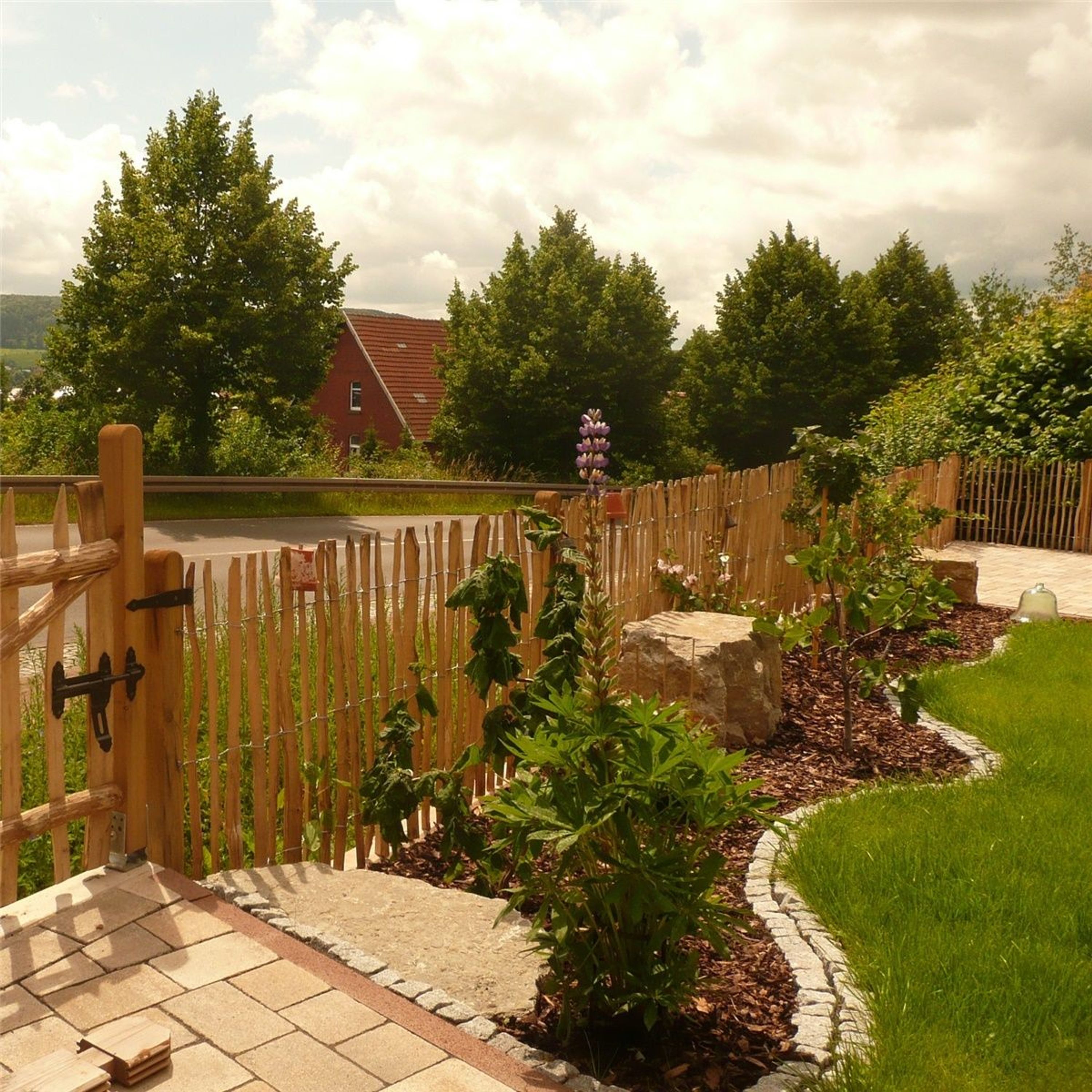 Gartenzaun Staketenzaun Haselnuss Kastanien Natur Holz