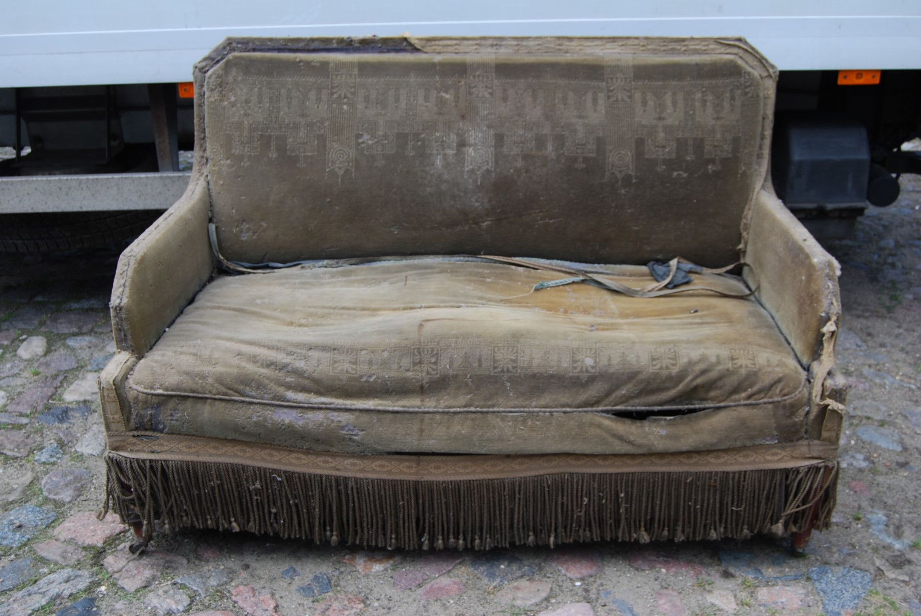 Jugendstil Couch in Nussbaum / Sofa mit Holzgestell zum Restaurieren