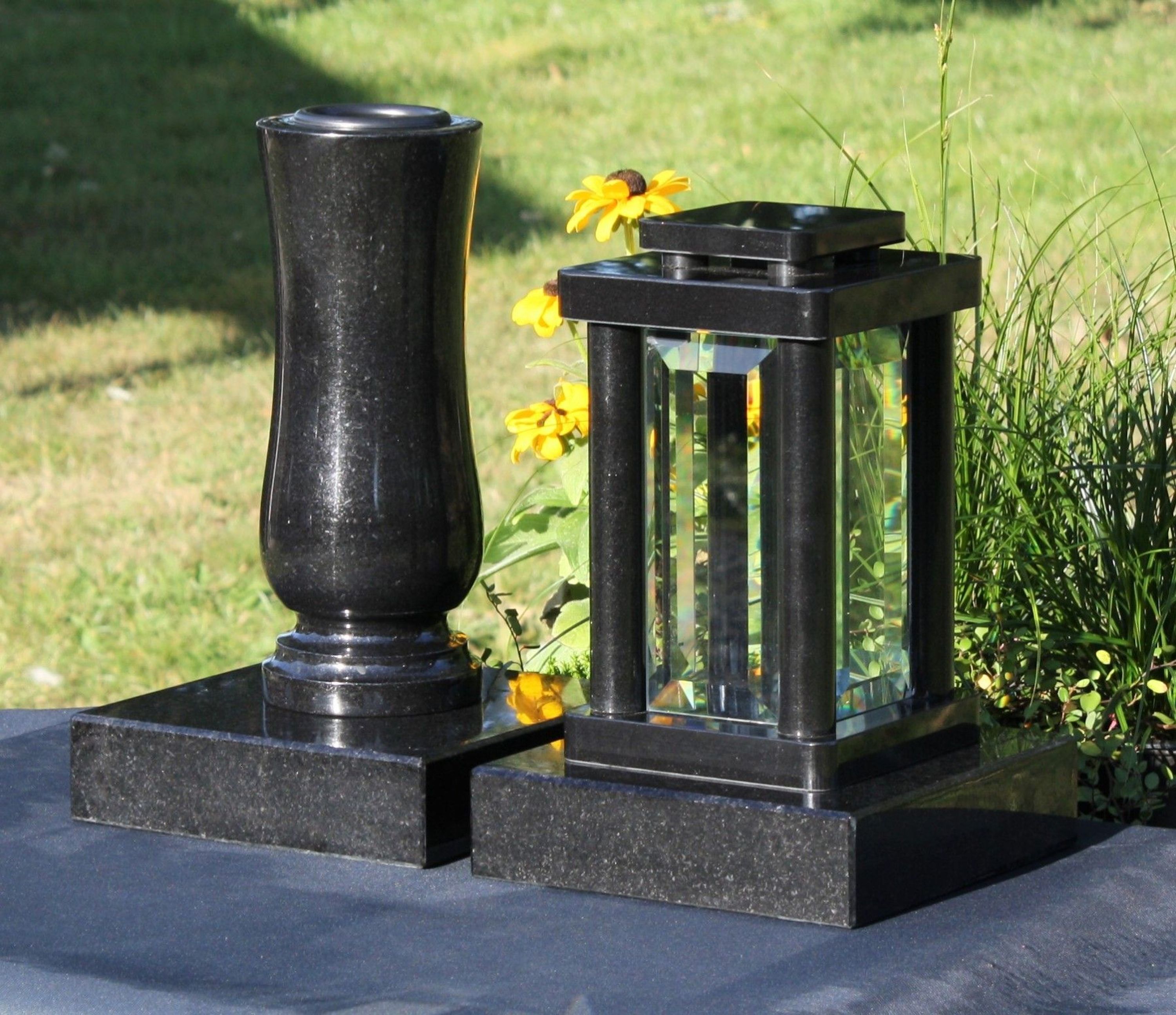 moderne Grablaterne mit Vase auf Sockel aus Granit Swedish-Black kaufen