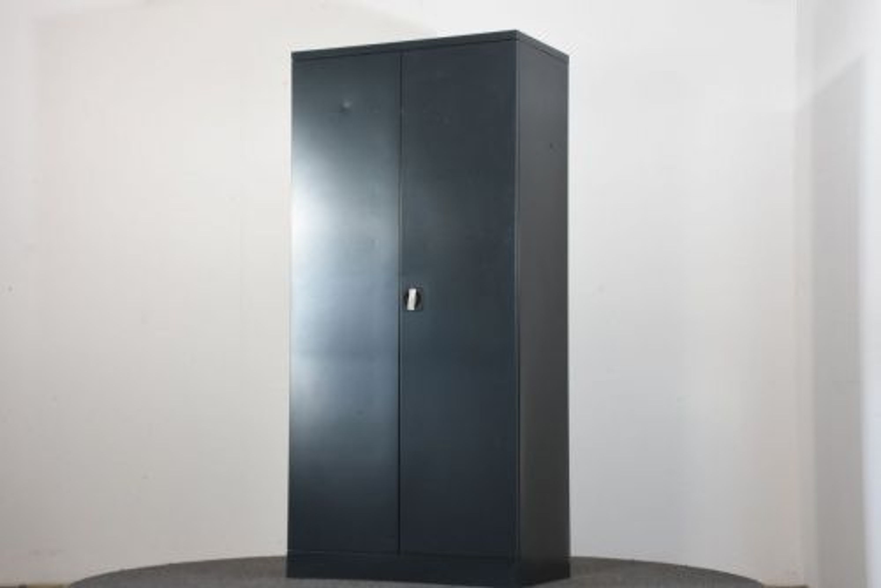 Metallschrank, 195x91,5x50cm, schwarz, gebraucht kaufen bei Hood.de