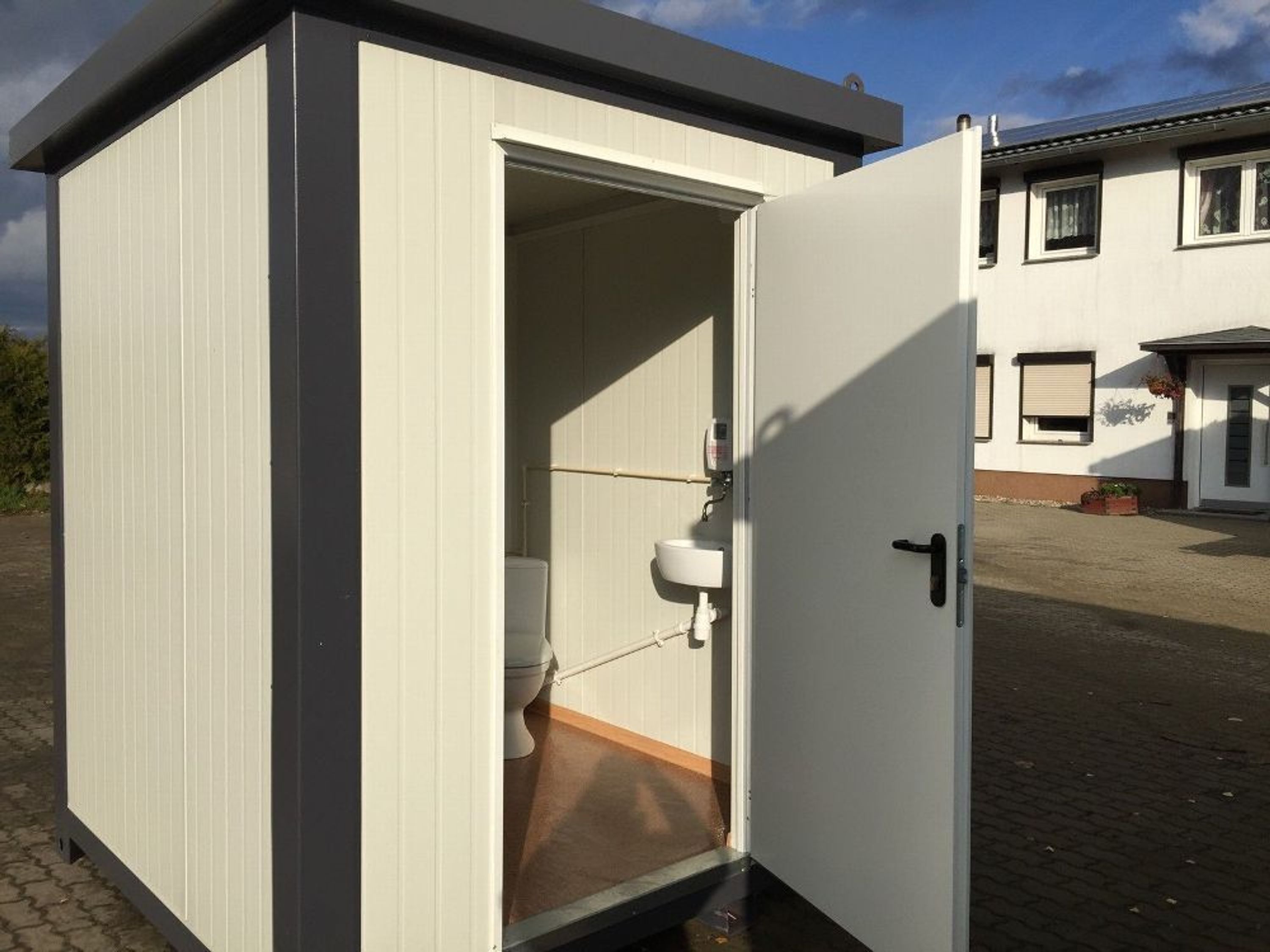 NEUmobile Toilettenbox Sanitärcontainer WC Raumzelle, Toilettenkabine