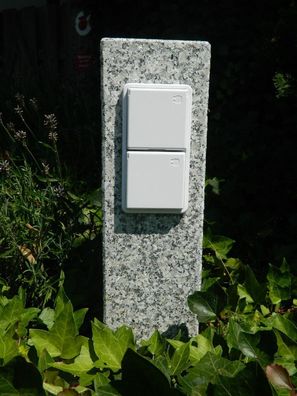 Doppelte Außensteckdose aus geflammten Granit, echter Naturstein, Gartensteckdose