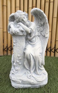 Engel ruht an Säule Grabengel Grabschmuck Steinguss Steinfigur Schutzengel