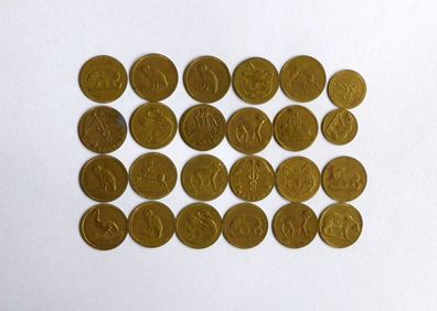 24 alte Spielgeld Münzen, verschiedene Motive Kaufladen Kaufmannsladen