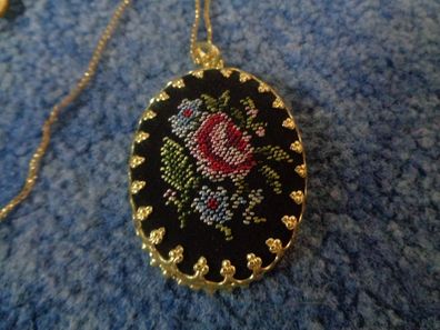 Kette / Modeschmuck-Gobelinstickerei und Spiegel