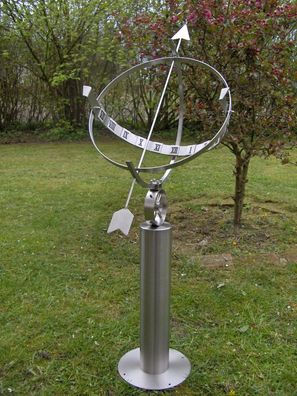 DanDiBo Sonnenuhr Edelstahl für den Garten 70 cm Rostfrei 96207 mit Säule Ausrichtbar Wetterfest Gartenuhr Modern Metall