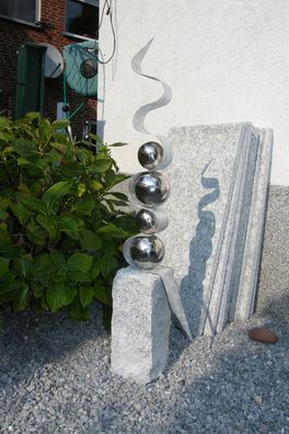 Fantasie Skulptur Granit (geschlagen) gepaart mit Alu u. Edelstahlkugeln