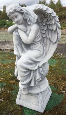 Engel auf Podest ruhend Grabengel Grabschmuck Steinguss Steinfigur Schutzengel