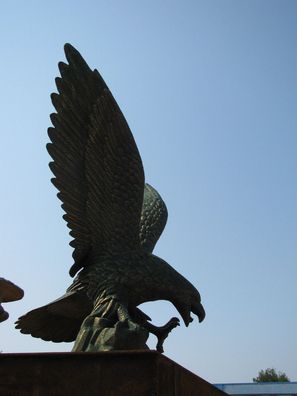 Großer Adler, Vogel, Greifvogel, Greif Lebensgroß, rechts, Skulptur