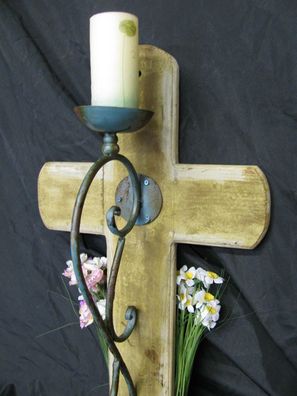 Großes Holzkreuz mit Leuchter Eisernes Kreuz Grabmal Wandleuchter Kruzifix