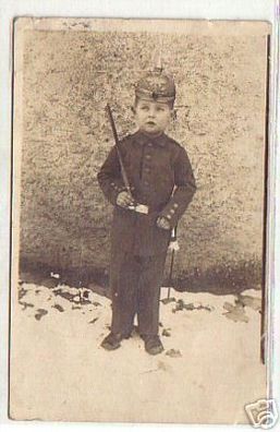 05307 Foto Ak Kind mit Uniform und Pickelhaube 1916