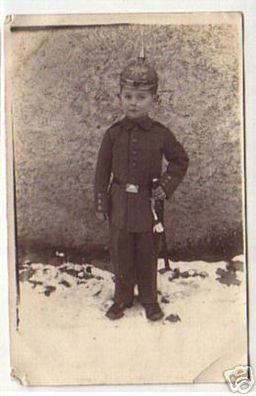 07381 Foto Ak Kind mit Uniform und Pickelhaube um 1910