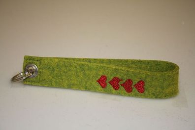 Filz-Schlüsselanhänger mit Stick 4 rote Herzen Gr. ca. 17x3cm 14276 grün