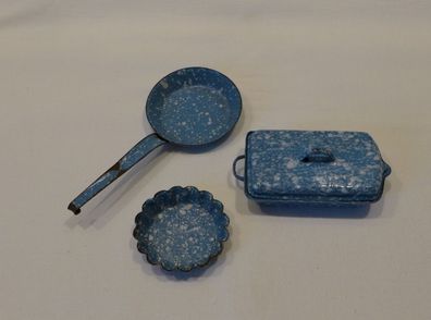 altes Metall Blech Emaille Puppenstube Küche, Pfanne Bräter Backform blau/ weiß