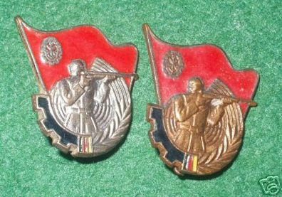 2 DDR Abzeichen Schießauszeichnung in Silber und Bronze