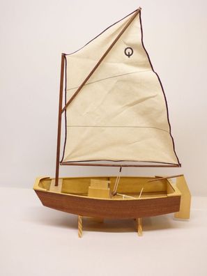 Modellschiff Schiffsmodell OPTI mit Stoffsegel und Ständer Optimist