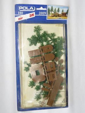 Pola 2019 - Bausatz - Holzhütte mit Tannen - Baujahr 1988 - Originalverpackung