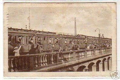 schöne Ak Soldaten im Hauptbahnhof Magdeburg 1915