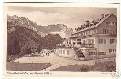 04203 Ak Kreuzeckhaus mit Zugspitze um 1940
