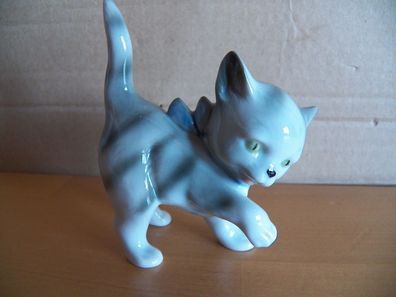 Figur Katze stehend leckt sich Pfote graugetigert mit blauer Schleife ca.9 cm groß