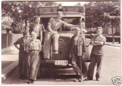 altes Foto LKW Laster Oldtimer mit Arbeitern um 1960