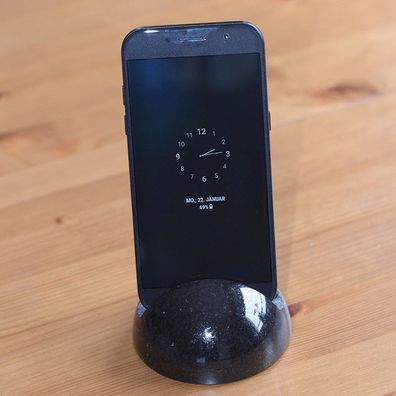 Handyhalterung für den Schreibtisch aus Granit schwedisch black Unikat Handarbeit