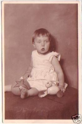 21473 Foto Ak Kind mit Spielzeug Hasen um 1920