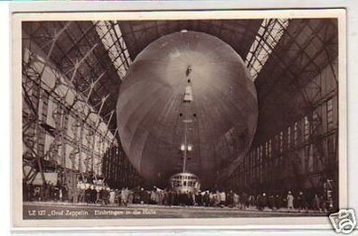 21727 Ak Luftschiff Zeppelin LZ 127 in der Halle um1930
