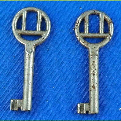 2 Stück alte Möbelschlüssel / Truhenschlüssel ca. 55 mm mit Stirnlochbohrung (4)
