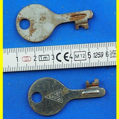 2 Stück alte Flachschlüssel für Spardose / Sparschwein ca. 43 mm Schliessung 8